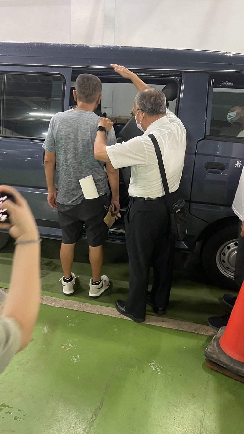 台南市某建設公司欠稅及罰款3579萬元拒繳，李姓負責人（左）經行政執行署台南分署執行官聲請管收獲准。記者黃宣翰／翻攝