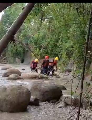 嘉義縣中埔鄉沄水溪今天午後降雨暴漲，50多歲男性釣客受困沙洲無助求援。圖／嘉義縣消防局提供