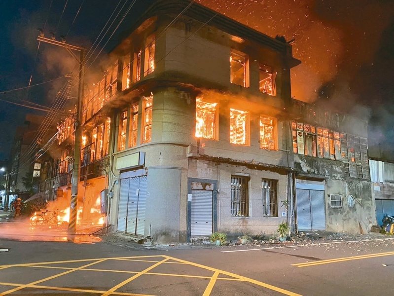 嘉義縣朴子僅存榮昌戲院昨天發生火警,戲院付之一炬,屋主夫妻跳窗逃生受傷送醫。圖/嘉義縣消防局提供 嘉義縣朴子僅存榮昌戲院昨天發生火警,戲院付之一炬,屋主夫妻跳窗逃生受傷送醫。圖/嘉義縣消防局提供