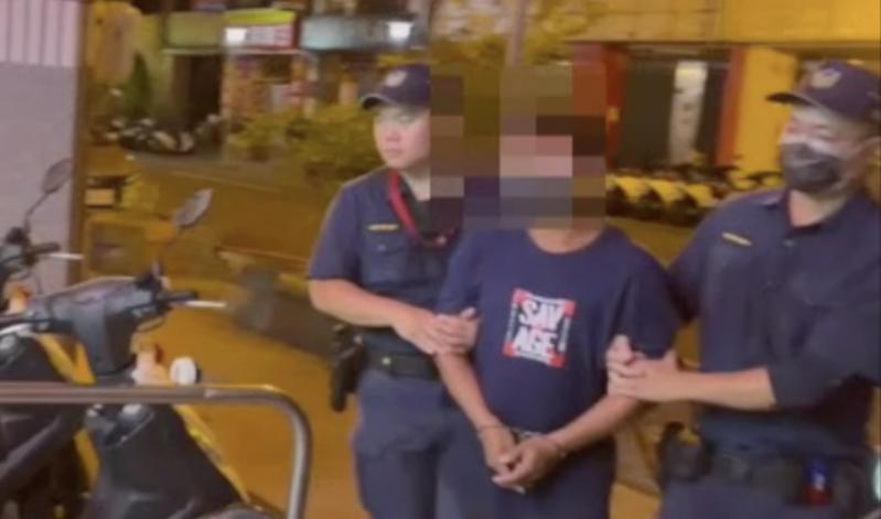 台中市劉姓男子不滿網友嗆聲,昨晚持柴刀前往台中公園找人,警方獲報後抓人。記者陳宏睿/翻攝 台中市劉姓男子不滿網友嗆聲,昨晚持柴刀前往台中公園找人,警方獲報後抓人。記者陳宏睿/翻攝