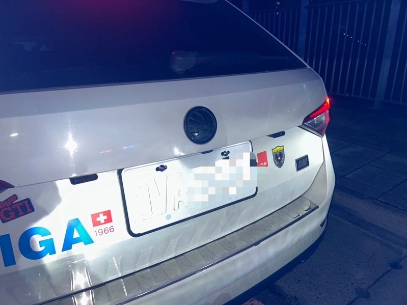 台中市第五警分局在今年8月查緝假車牌，發現部分車主利用反光塗料、白漆等物品汙損號牌。記者陳宏睿／翻攝
