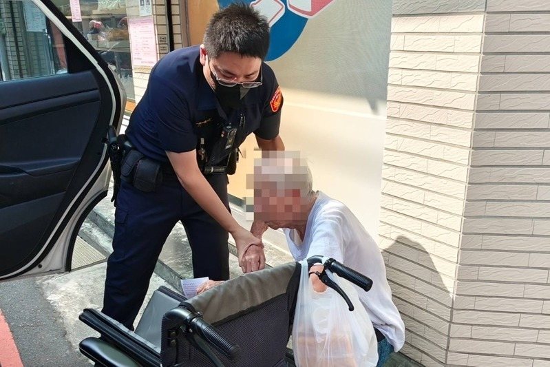 八旬張姓老翁因血糖過低昏倒路旁,台南市警二分局長樂派出所警員陳嘉宏(左)扶他坐上警車後平安返家。記者黃宣翰/翻攝 八旬張姓老翁因血糖過低昏倒路旁,台南市警二分局長樂派出所警員陳嘉宏(左)扶他坐上警車後平安返家。記者黃宣翰/翻攝