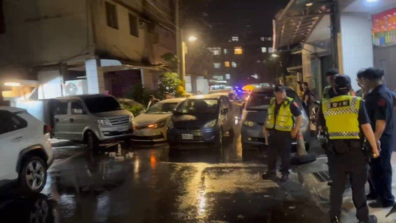 王姓通緝犯今天傍晚拒絕警方攔檢,開車衝撞警車想逃時,員警開了2槍制止,破窗將他逮捕,帶回派出所偵辦。記者邱瑞杰/翻攝 王姓通緝犯今天傍晚拒絕警方攔檢,開車衝撞警車想逃時,員警開了2槍制止,破窗將他逮捕,帶回派出所偵辦。記者邱瑞杰/翻攝