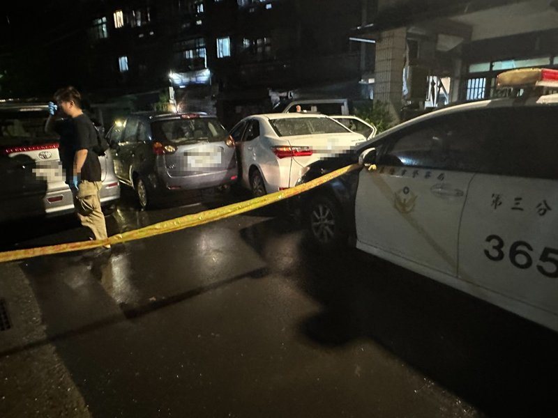 王姓通緝犯今天傍晚拒絕警方攔檢,開車衝撞警車想逃時,員警開了2槍制止,破窗將他逮捕,帶回派出所偵辦。記者邱瑞杰/翻攝 王姓通緝犯今天傍晚拒絕警方攔檢,開車衝撞警車想逃時,員警開了2槍制止,破窗將他逮捕,帶回派出所偵辦。記者邱瑞杰/翻攝