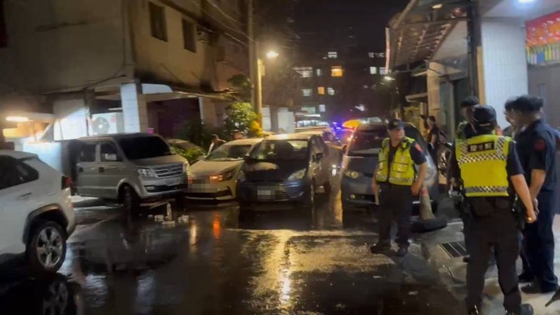 王姓通緝犯今天傍晚拒絕警方攔檢,開車衝撞警車想逃時,員警開了2槍制止,破窗將他逮捕,帶回派出所偵辦。記者邱瑞杰/翻攝 王姓通緝犯今天傍晚拒絕警方攔檢,開車衝撞警車想逃時,員警開了2槍制止,破窗將他逮捕,帶回派出所偵辦。記者邱瑞杰/翻攝