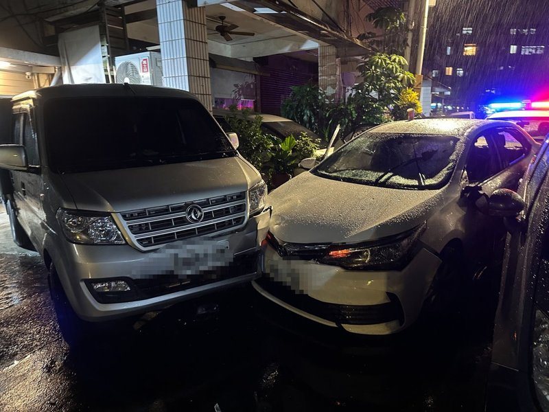 王姓通緝犯今天傍晚拒絕警方攔檢,開車衝撞警車想逃時,員警開了2槍制止,破窗將他逮捕,帶回派出所偵辦。記者邱瑞杰/翻攝 王姓通緝犯今天傍晚拒絕警方攔檢,開車衝撞警車想逃時,員警開了2槍制止,破窗將他逮捕,帶回派出所偵辦。記者邱瑞杰/翻攝