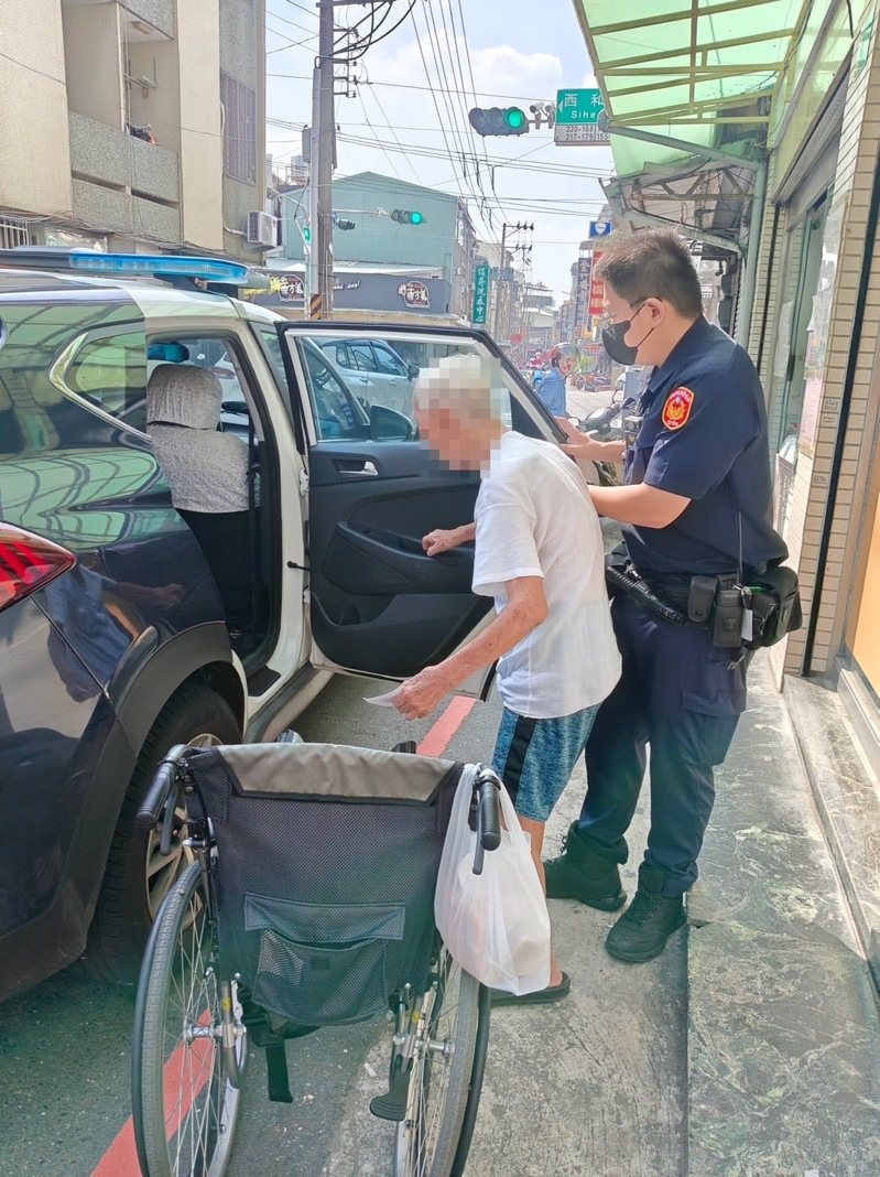八旬張姓老翁因血糖過低昏倒路旁,台南市警二分局長樂派出所警員陳嘉宏(右)扶他坐上警車後協助返家。記者黃宣翰/翻攝 八旬張姓老翁因血糖過低昏倒路旁,台南市警二分局長樂派出所警員陳嘉宏(右)扶他坐上警車後協助返家。記者黃宣翰/翻攝