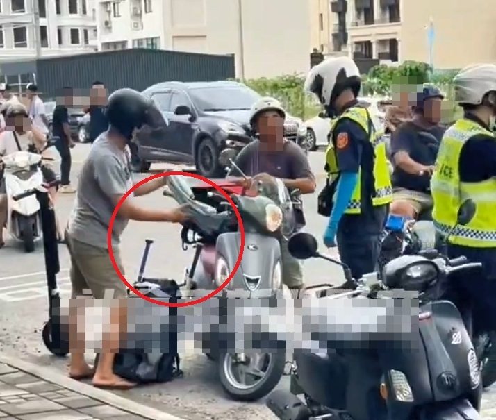 高雄市小港區中安路與金城路前天上午廟會遶境，兩機車雙載男子背著插球棒的背包被警方認為是「球棒隊」攔查，兩男掏球衣證明，真的是打完球賽的「棒球隊」。圖／取自網路社群「社會事新聞影音」
