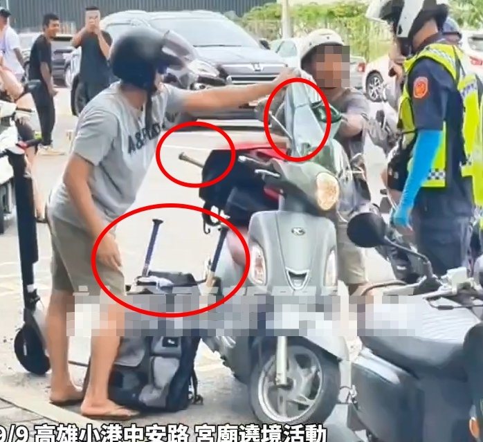 高雄市小港區中安路與金城路前天上午廟會遶境，兩機車雙載男子背著插球棒的背包被警方認為是「球棒隊」攔查，兩男掏球衣證明，真的是打完球賽的「棒球隊」。圖／取自網路社群「社會事新聞影音」