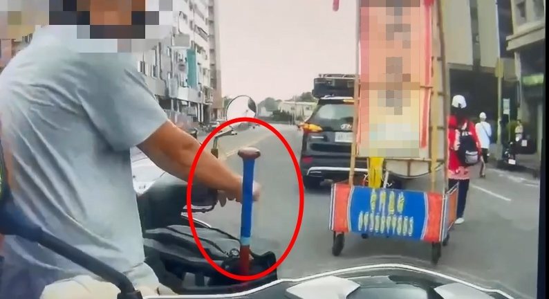 高雄市小港區中安路與金城路昨天上午有廟會遶境，兩名機車雙載男子背著插著球棒的背包被警方誤認是「球棒隊」，攔查後才發現真的是打完球賽的「棒球隊」。記者石秀華／翻攝