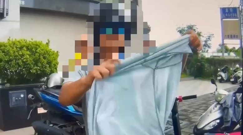 高雄市小港區中安路與金城路昨天上午有廟會遶境，兩名機車雙載男子背著插著球棒的背包被警方誤認是「球棒隊」，男子掏出球衣證明，剛打完球賽，是真的「棒球隊」。記者石秀華／翻攝