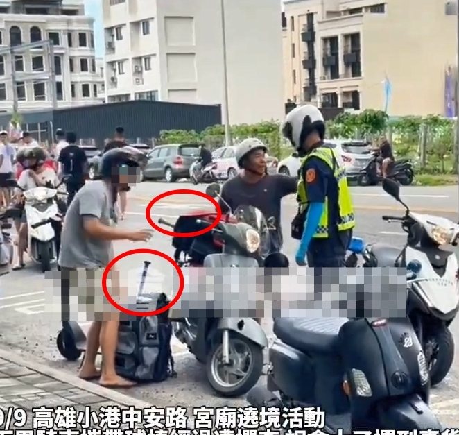 高雄市小港區中安路與金城路前天上午廟會遶境，兩機車雙載男子背著插球棒的背包被警方認為是「球棒隊」攔查，兩男掏球衣證明，真的是打完球賽的「棒球隊」。圖／取自網路社群「社會事新聞影音」