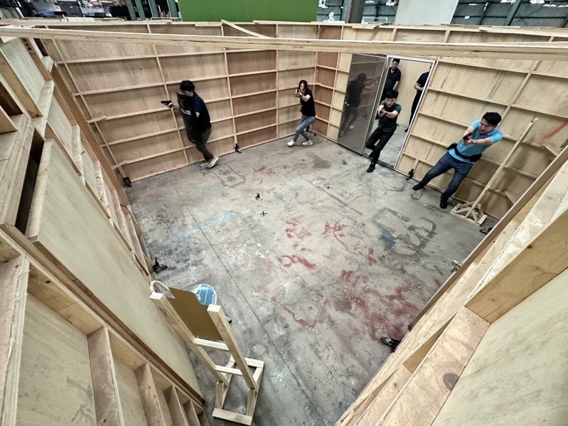 刑事局借用民間生存遊戲場地,訓練刑警攻堅,及如何搭配除暴特勤隊執法。圖/刑事局提供 刑事局借用民間生存遊戲場地,訓練刑警攻堅,及如何搭配除暴特勤隊執法。圖/刑事局提供