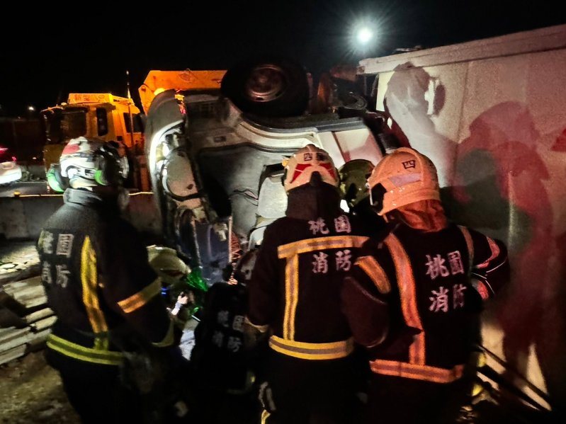 國3南下大溪交流道匝道下方新增交流道工地車禍,貨櫃車掉落翻覆,司機不治。圖/桃園市消防局提供 國3南下大溪交流道匝道下方新增交流道工地車禍,貨櫃車掉落翻覆,司機不治。圖/桃園市消防局提供