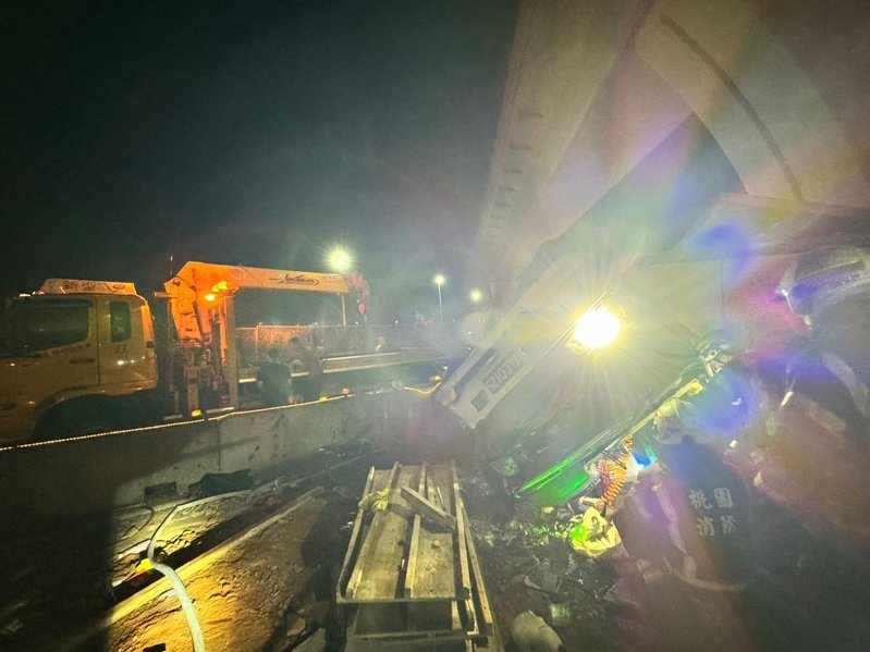 國3南下大溪交流道匝道下方新增交流道工地車禍,貨櫃車掉落翻覆,司機不治。圖/桃園市消防局提供 國3南下大溪交流道匝道下方新增交流道工地車禍,貨櫃車掉落翻覆,司機不治。圖/桃園市消防局提供