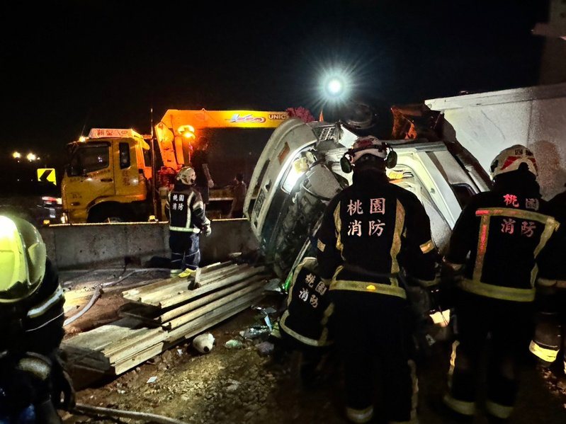 國3南下大溪交流道匝道下方新增交流道工地車禍,貨櫃車掉落翻覆,司機不治。圖/桃園市消防局提供 國3南下大溪交流道匝道下方新增交流道工地車禍,貨櫃車掉落翻覆,司機不治。圖/桃園市消防局提供