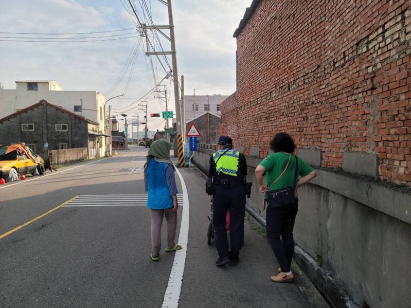 台中一名失智婦人要找女兒,新到的看護移工推她坐輪椅外出卻迷路,大甲警方協助她找到女兒。圖/警方提供 台中一名失智婦人要找女兒,新到的看護移工推她坐輪椅外出卻迷路,大甲警方協助她找到女兒。圖/警方提供