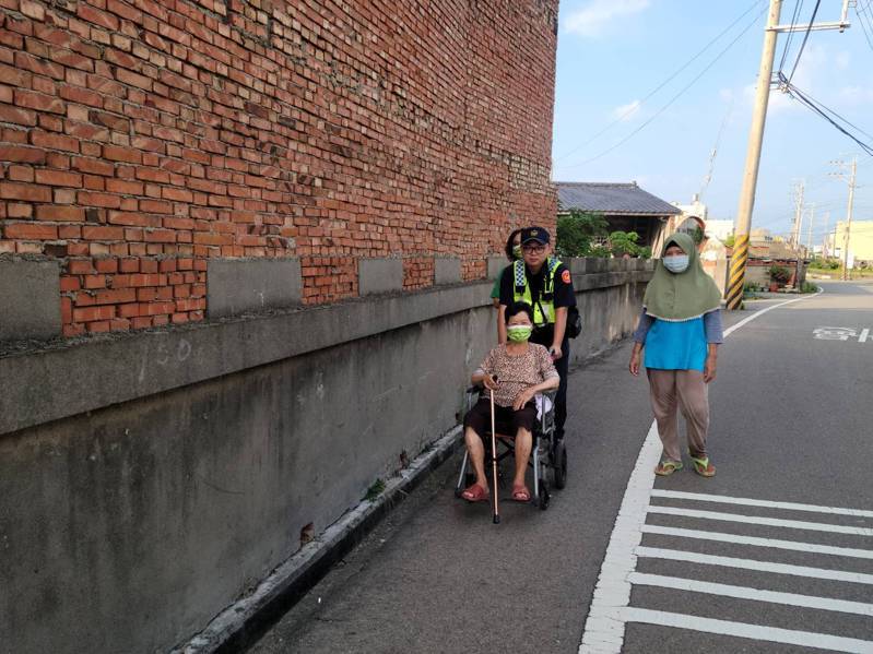 台中一名失智婦人要找女兒,新到的看護移工推她坐輪椅外出卻迷路,大甲警方協助她找到女兒。圖/警方提供 台中一名失智婦人要找女兒,新到的看護移工推她坐輪椅外出卻迷路,大甲警方協助她找到女兒。圖/警方提供