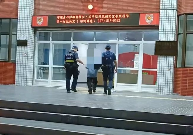 警方逮捕涉嫌殺友的黃姓男子（中）。記者林保光／翻攝