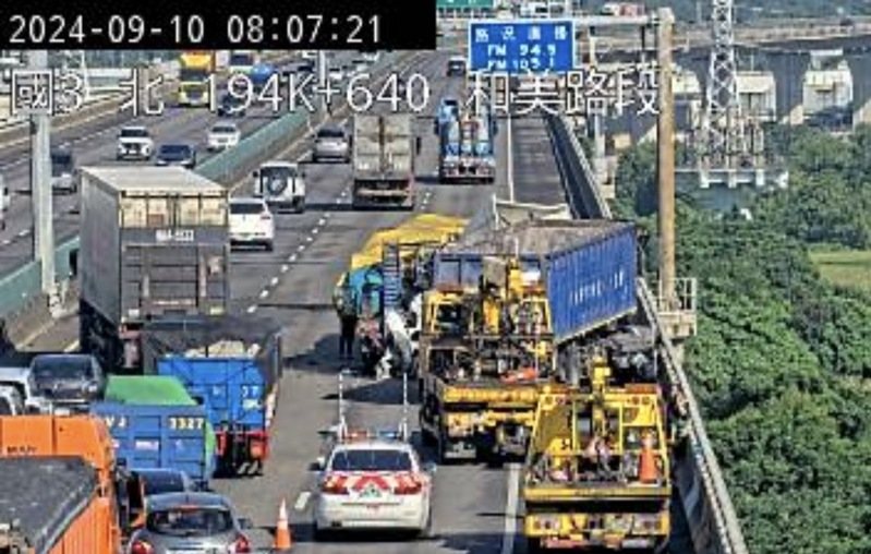 國道3號北上194公里彰化和美路段,今天上午發生一輛轎車擠壓在兩大貨車之中,小轎車車體嚴重變形,車內人員受困,目前正由消防人員以器材車破壞車體搶救中。圖/彰化踢爆網提供 國道3號北上194公里彰化和美路段,今天上午發生一輛轎車擠壓在兩大貨車之中,小轎車車體嚴重變形,車內人員受困,目前正由消防人員以器材車破壞車體搶救中。圖/彰化踢爆網提供