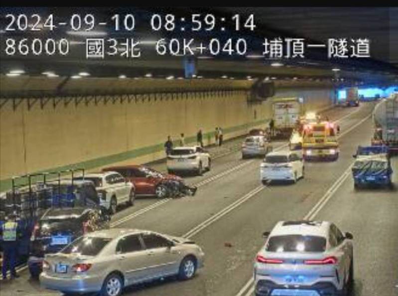 國3北向桃園大溪段60K大溪段埔頂一隧道16大小車輛嚴重連環追撞車禍,北上大溪段大塞車中。圖/取自國道即時路況 國3北向桃園大溪段60K大溪段埔頂一隧道16大小車輛嚴重連環追撞車禍,北上大溪段大塞車中。圖/取自國道即時路況