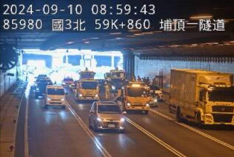 國3北向桃園大溪段60K大溪段埔頂一隧道16大小車輛嚴重連環追撞車禍,北上大溪段大塞車中。圖/取自國道即時路況 國3北向桃園大溪段60K大溪段埔頂一隧道16大小車輛嚴重連環追撞車禍,北上大溪段大塞車中。圖/取自國道即時路況
