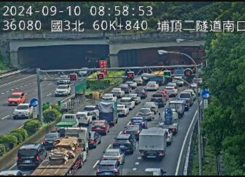 國3北向桃園大溪段60K大溪段埔頂一隧道16大小車輛嚴重連環追撞車禍,北上大溪段大塞車中。圖/取自國道即時路況 國3北向桃園大溪段60K大溪段埔頂一隧道16大小車輛嚴重連環追撞車禍,北上大溪段大塞車中。圖/取自國道即時路況