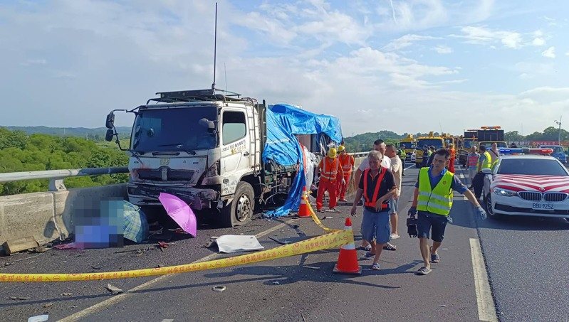 一輛砂石車在國道3號苗栗縣通霄鎮路段追撞路肩故障大貨車,造成救援的沈姓拖吊車司機當場死亡,大貨車司機到院前失去生命跡象,車禍原因國道警方進一步釐清中。記者吳傑沐/攝影 一輛砂石車在國道3號苗栗縣通霄鎮路段追撞路肩故障大貨車,造成救援的沈姓拖吊車司機當場死亡,大貨車司機到院前失去生命跡象,車禍原因國道警方進一步釐清中。記者吳傑沐/攝影