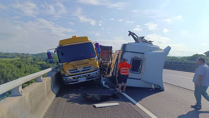 一輛砂石車在國道3號苗栗縣通霄鎮路段追撞路肩故障大貨車,造成救援的沈姓拖吊車司機當場死亡,大貨車司機到院前失去生命跡象,車禍原因國道警方進一步釐清中。記者吳傑沐/攝影 一輛砂石車在國道3號苗栗縣通霄鎮路段追撞路肩故障大貨車,造成救援的沈姓拖吊車司機當場死亡,大貨車司機到院前失去生命跡象,車禍原因國道警方進一步釐清中。記者吳傑沐/攝影