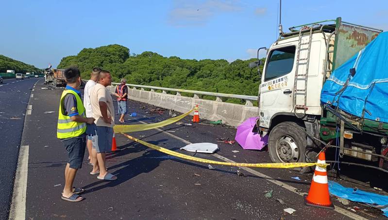 一輛砂石車在國道3號苗栗縣通霄鎮路段追撞路肩故障大貨車,造成救援的沈姓拖吊車司機當場死亡,大貨車司機到院前失去生命跡象,車禍原因國道警方進一步釐清中。記者吳傑沐/攝影 一輛砂石車在國道3號苗栗縣通霄鎮路段追撞路肩故障大貨車,造成救援的沈姓拖吊車司機當場死亡,大貨車司機到院前失去生命跡象,車禍原因國道警方進一步釐清中。記者吳傑沐/攝影