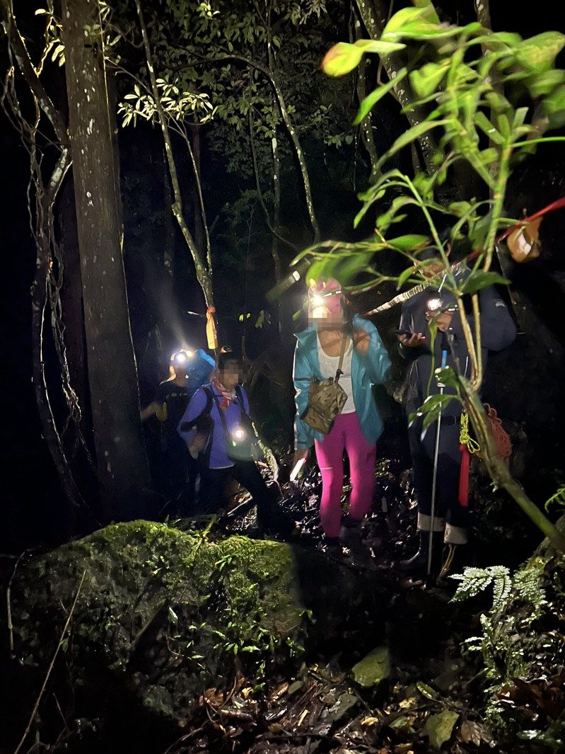 2名女子昨天攀登新竹縣、苗栗縣交界的鳥嘴山雨夜迷路，苗栗縣政府消防人員據報派員救援，趕到登山口前，2人已平安被尋獲。圖／民眾提供