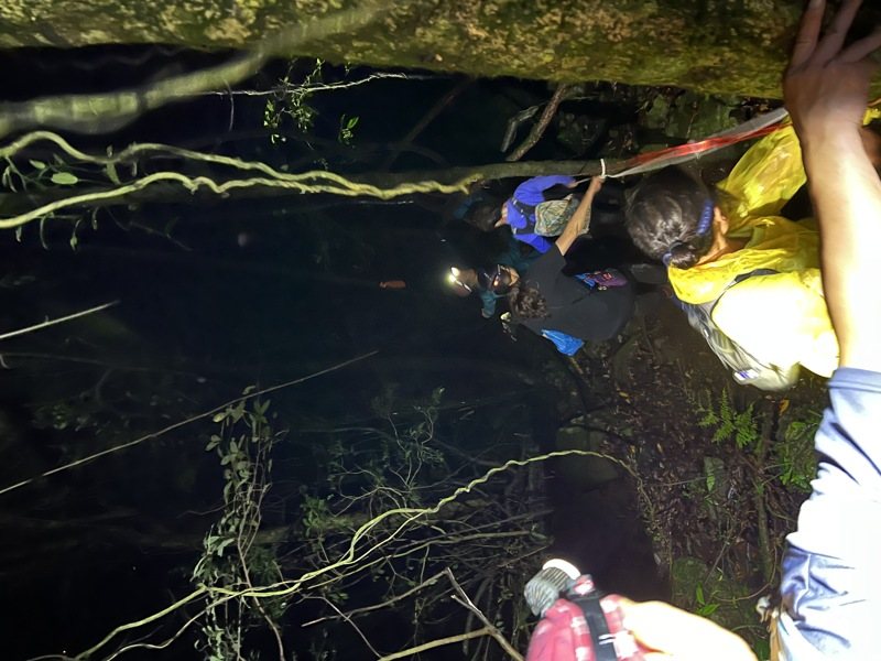 2名女子昨天攀登新竹縣、苗栗縣交界的鳥嘴山雨夜迷路，苗栗縣政府消防人員據報派員救援，趕到登山口前，2人已平安被尋獲。圖／民眾提供