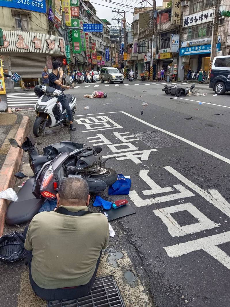 基隆市崇法街、東信路和東明路三叉路口,今早發生兩輛機車碰撞事故。黃男骨折送醫,藍姓老翁短暫昏迷後甦醒送醫,事故原因由警方調查。記者邱瑞杰/攝影 基隆市崇法街、東信路和東明路三叉路口,今早發生兩輛機車碰撞事故。黃男骨折送醫,藍姓老翁短暫昏迷後甦醒送醫,事故原因由警方調查。記者邱瑞杰/攝影