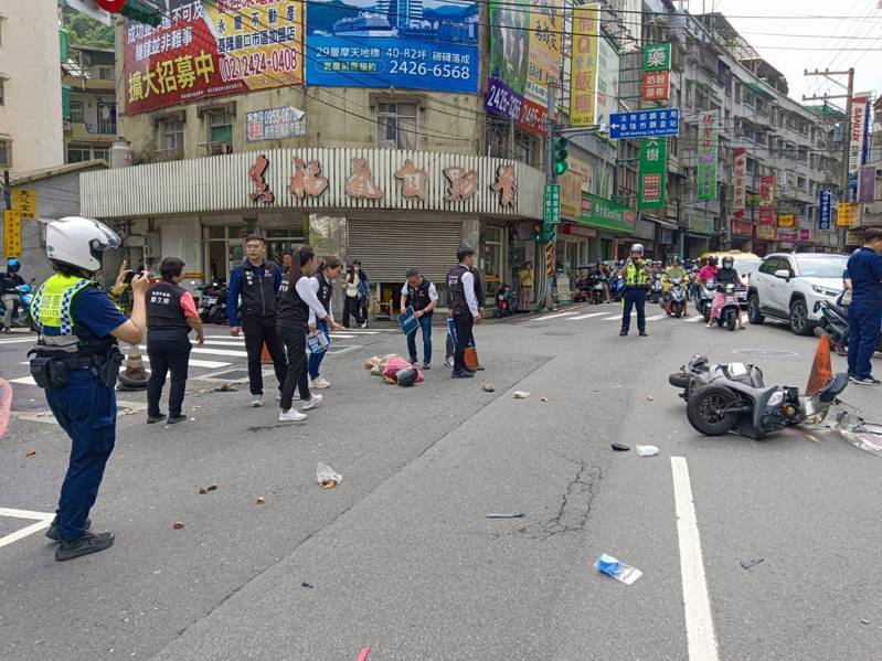 基隆市崇法街、東信路和東明路三叉路口,今早發生兩輛機車碰撞事故。黃男骨折送醫,藍姓老翁短暫昏迷後甦醒送醫,事故原因由警方調查。記者邱瑞杰/攝影 基隆市崇法街、東信路和東明路三叉路口,今早發生兩輛機車碰撞事故。黃男骨折送醫,藍姓老翁短暫昏迷後甦醒送醫,事故原因由警方調查。記者邱瑞杰/攝影