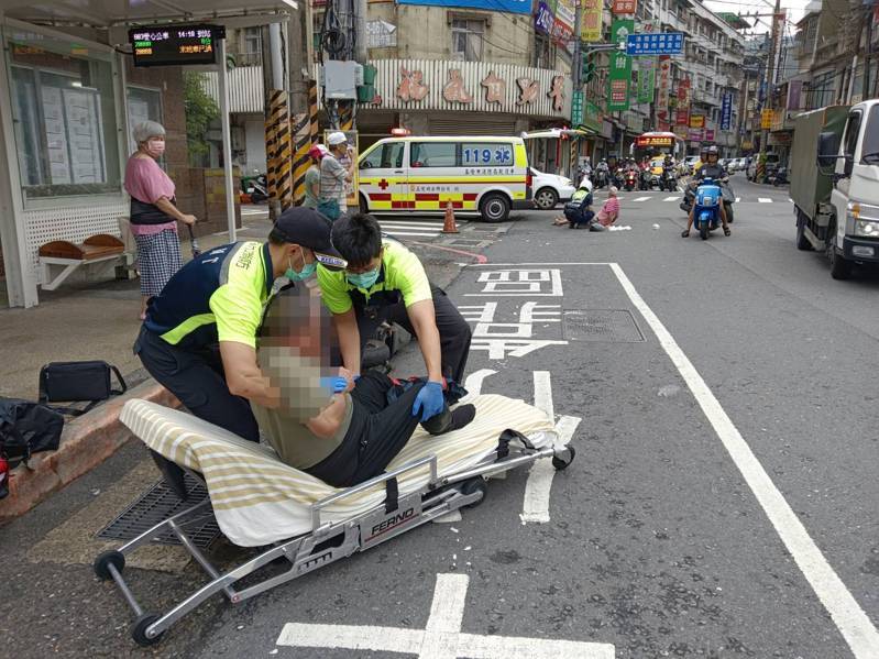 基隆市崇法街、東信路和東明路三叉路口,今早發生兩輛機車碰撞事故。黃男骨折送醫,藍姓老翁短暫昏迷後甦醒送醫,事故原因由警方調查。記者邱瑞杰/攝影 基隆市崇法街、東信路和東明路三叉路口,今早發生兩輛機車碰撞事故。黃男骨折送醫,藍姓老翁短暫昏迷後甦醒送醫,事故原因由警方調查。記者邱瑞杰/攝影