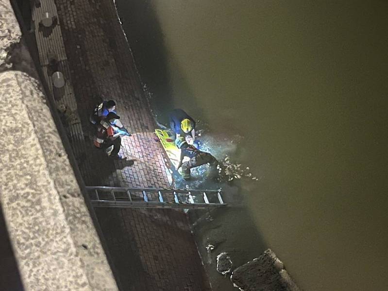 台61台南七股交流道發生轎車自撞高架橋墩，駕駛摔落10公尺深魚塭命危，警消架梯搶救。