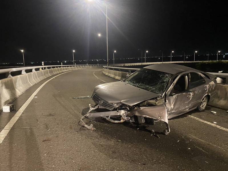 台61台南七股交流道發生轎車自撞高架橋墩，駕駛摔落10公尺深魚塭命危。