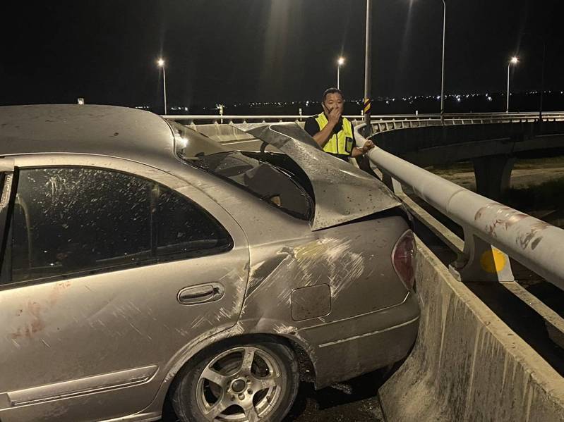 台61台南七股交流道發生轎車自撞高架橋墩，駕駛摔落10公尺深魚塭命危，警消到場處理。