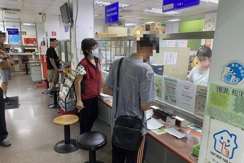 台中市劉姓攤商違規在市民廣場設攤,累積罰款超過30萬元,行政執行署台中分署發文通知劉拒執行將管收,劉在上月底繳清罰款。記者陳宏睿/翻攝 台中市劉姓攤商違規在市民廣場設攤,累積罰款超過30萬元,行政執行署台中分署發文通知劉拒執行將管收,劉在上月底繳清罰款。記者陳宏睿/翻攝