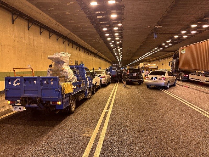 國3北向60K大溪段埔頂一隧道15輛大小車輛嚴重連環追撞車禍。記者曾增勳/翻攝 國3北向60K大溪段埔頂一隧道15輛大小車輛嚴重連環追撞車禍。記者曾增勳/翻攝