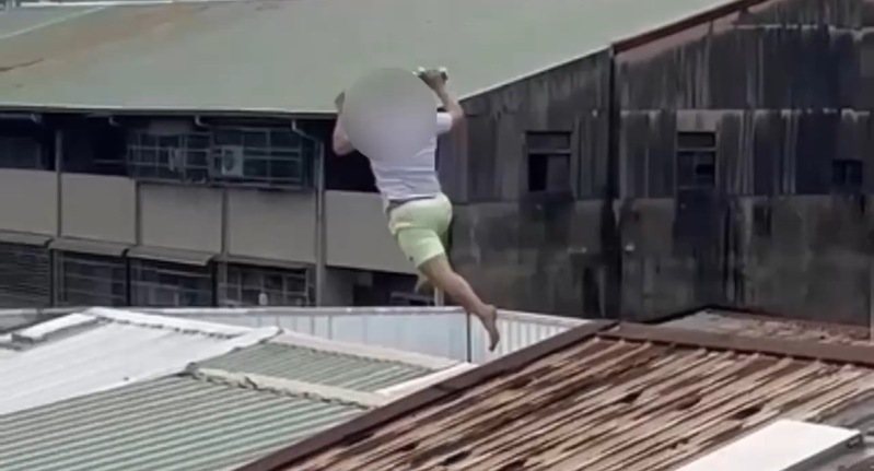 林姓主嫌發現警方，拿起幾十萬元現金，  逃竄到5樓，企圖企圖滅證及藏匿贓款。圖／警方提供