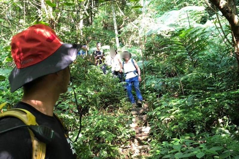 新北市三峽區白雞登山步道前天因局部崩塌、樹木傾倒、土石流失無法通行,造成2名老人迷路,消防局獲報派遣救援隊伍入山搜救,步行約2小時後找到人,除了略顯疲憊並未受傷,平安引導下山。圖/消防局提供 新北市三峽區白雞登山步道前天因局部崩塌、樹木傾倒、土石流失無法通行,造成2名老人迷路,消防局獲報派遣救援隊伍入山搜救,步行約2小時後找到人,除了略顯疲憊並未受傷,平安引導下山。圖/消防局提供