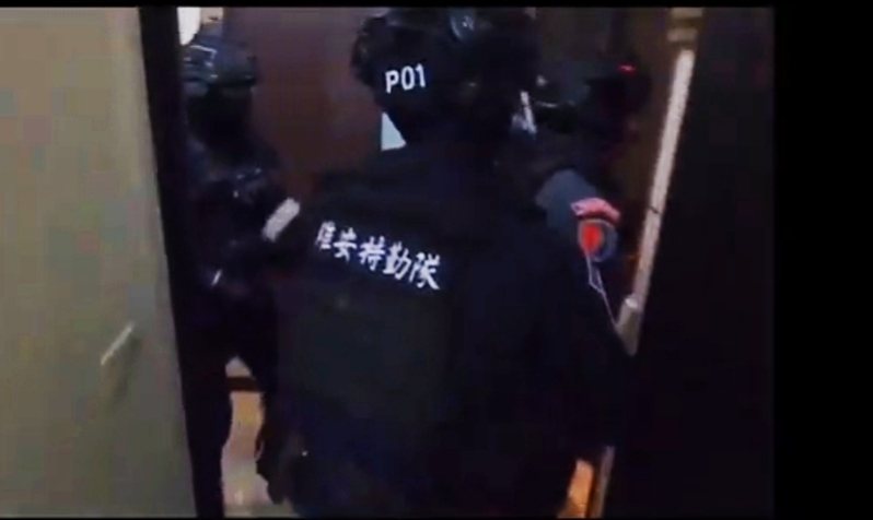 警方攻進大樓查獲博弈集團據點。記者林保光／翻攝