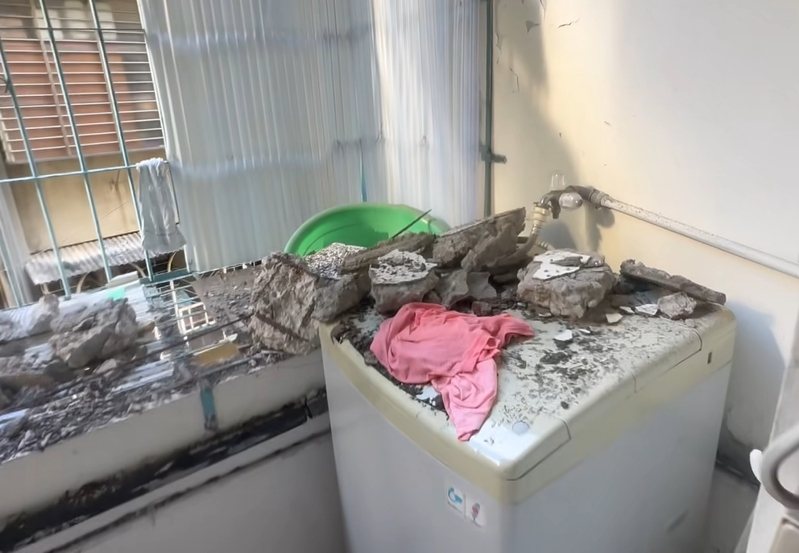 三重區1幢老舊公寓的4樓後陽台天花板混凝土，昨天幾乎整片崩坍，砸傷68歲老婦送醫無大礙。圖／翻攝臉書三重蘆洲幫
