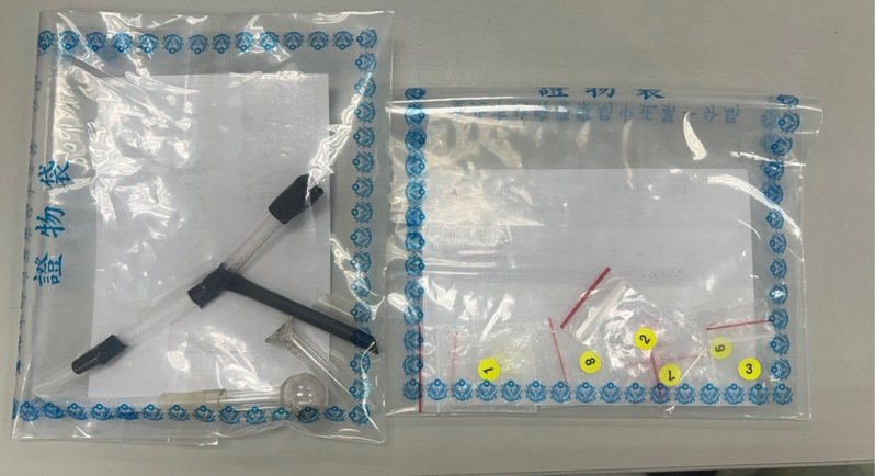 警方查扣安非它命殘渣袋8包、吸食器1組。記者翁至成/翻攝 警方查扣安非它命殘渣袋8包、吸食器1組。記者翁至成/翻攝