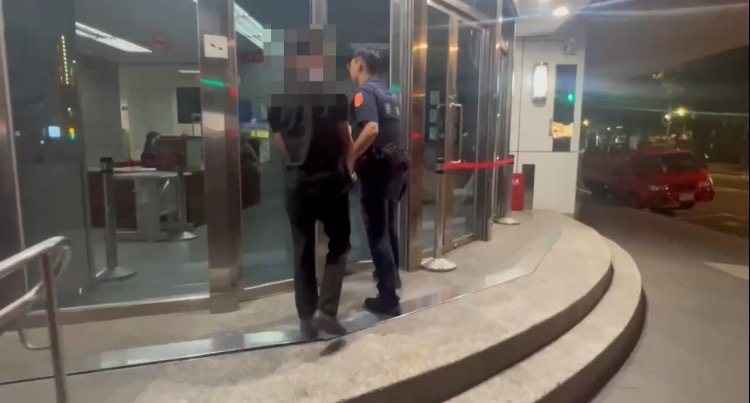 警方把涉嫌殺人的蔡姓男子逮捕送辦。記者翁至成/翻攝 警方把涉嫌殺人的蔡姓男子逮捕送辦。記者翁至成/翻攝
