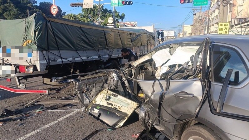 台中市豐原區今天發生追撞車禍,轎車駕駛和乘客都受傷送醫。記者游振昇/翻攝 台中市豐原區今天發生追撞車禍,轎車駕駛和乘客都受傷送醫。記者游振昇/翻攝