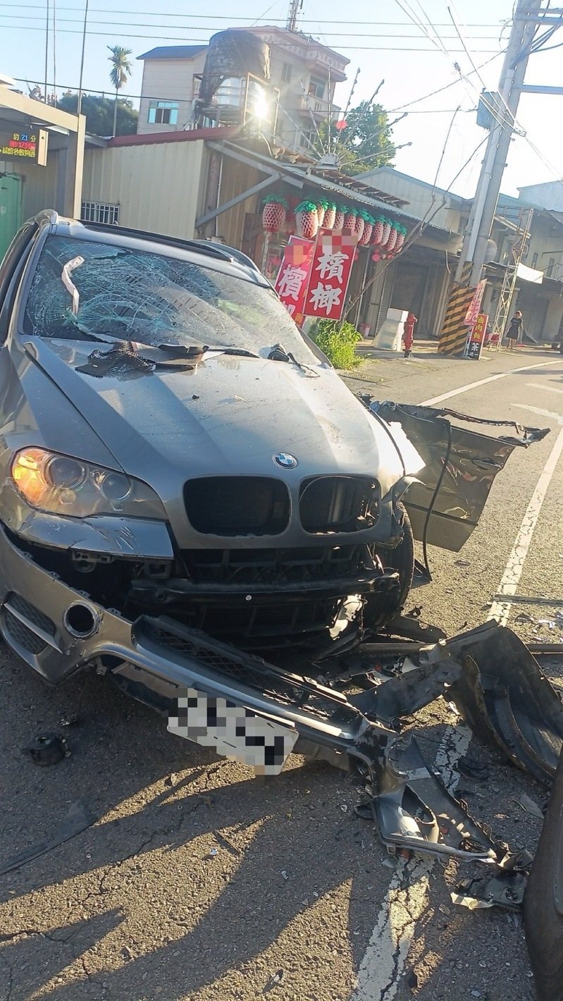 台中市豐原區今天發生追撞車禍,轎車駕駛和乘客都受傷送醫。記者游振昇/翻攝 台中市豐原區今天發生追撞車禍,轎車駕駛和乘客都受傷送醫。記者游振昇/翻攝