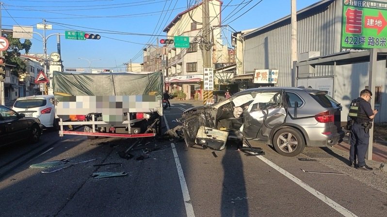 台中市豐原區今天發生追撞車禍,轎車駕駛和乘客都受傷送醫。記者游振昇/翻攝 台中市豐原區今天發生追撞車禍,轎車駕駛和乘客都受傷送醫。記者游振昇/翻攝