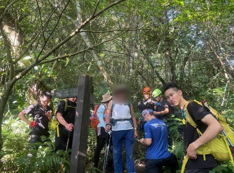 新北市三峽區白雞登山步道前天因局部崩塌、樹木傾倒、土石流失無法通行,造成2名老人迷路,消防局獲報派遣救援隊伍入山搜救,步行約2小時後找到人,除了略顯疲憊並未受傷,平安引導下山。圖/消防局提供 新北市三峽區白雞登山步道前天因局部崩塌、樹木傾倒、土石流失無法通行,造成2名老人迷路,消防局獲報派遣救援隊伍入山搜救,步行約2小時後找到人,除了略顯疲憊並未受傷,平安引導下山。圖/消防局提供